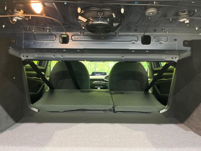 ���i�̂���������ʋ΁A���}���ɏ\���ȉ׎��X�y�[�X���m�ۂ��Ă���܂��B�Z�J���h�V�[�g��|���ƁA�傫�ȉו��̐ύڂ��\�ł���