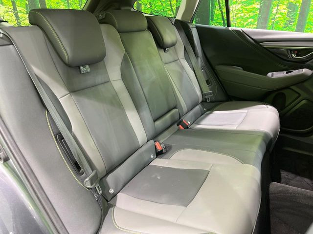後部座席も気になるようなキズ・汚れやへたり等、大きなダメージはなく、良好な状態です。