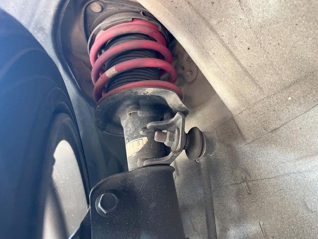 【STIコイルスプリング】ローダウン済みのお車で、スタイリッシュな見た目となっております。車両の重心が下がる事で、走行時の安定性も向上します♪