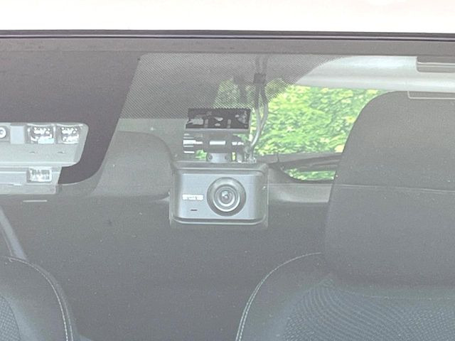 【ドライブレコーダー】安心・安全なカーライフに必須のドライブレコーダーを装備!走行中はもちろん、あおり運転や事故に遭遇した際の状況も映像で記録し、万一のリスクに備えます。