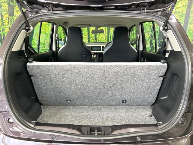 ���i�̂���������ʋ΁A���}���ɏ\���ȉ׎��X�y�[�X���m�ۂ��Ă���܂��B�Z�J���h�V�[�g��|���ƁA�傫�ȉו��̐ύڂ��\�ł���