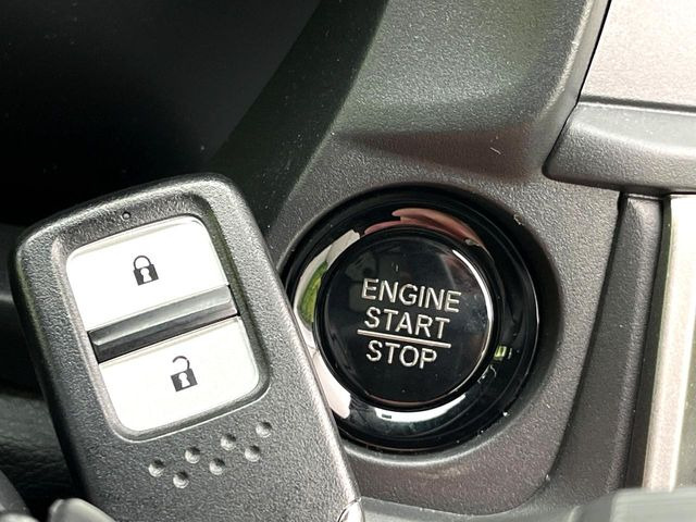 �yHonda�X�}�[�g�L�[�z�J�o����|�P�b�g�ɓ��ꂽ�܂܂ł��h�A�̎{���E�������\�ȃX�}�[�g�L�[�𑕔��B�G���W���̃I���E�I�t�����J�M�����o���K�v����������Ƃ��Ă��֗��ł���