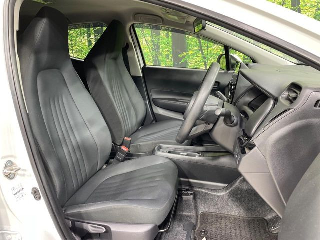 運転席まわりには十分なスペースがあり、大柄な方でもゆったり運転していただける環境です。