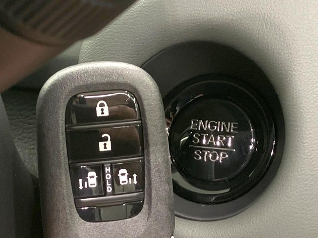 �yHonda�X�}�[�g�L�[�z�J�o����|�P�b�g�ɓ��ꂽ�܂܂ł��h�A�̎{���E�������\�ȃX�}�[�g�L�[�𑕔��B�G���W���̃I���E�I�t�����J�M�����o���K�v����������Ƃ��Ă��֗��ł���