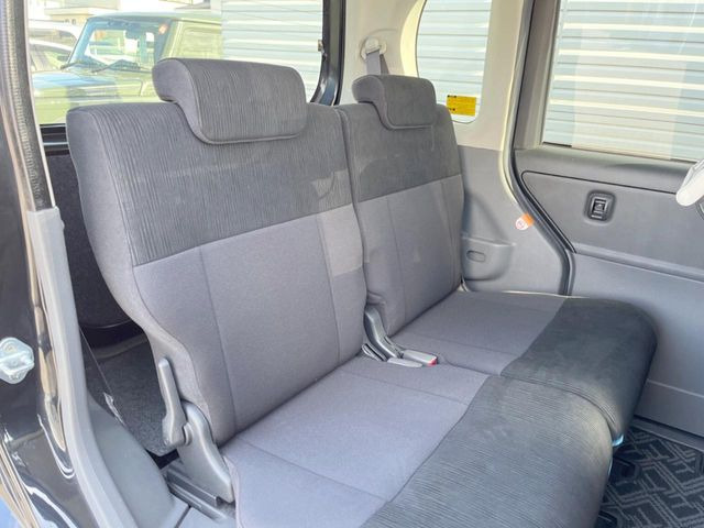 後部座席も気になるようなキズ・汚れやへたり等、大きなダメージはなく、良好な状態です。