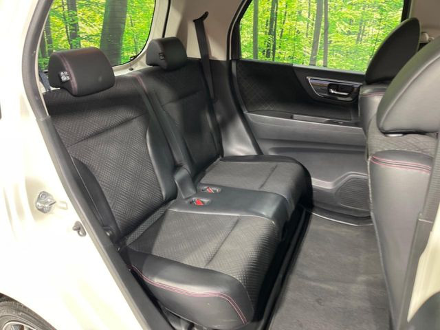 後部座席も気になるようなキズ・汚れやへたり等、大きなダメージはなく、良好な状態です。