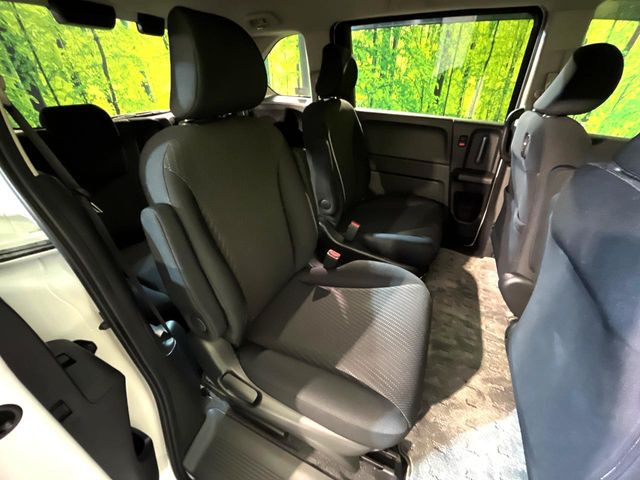 二列目中央はウォークスルーとなっております。二列目と三列目の移動や乗り降りがとっても楽になるので、乗り降りの際もストレスを感じることはありません♪