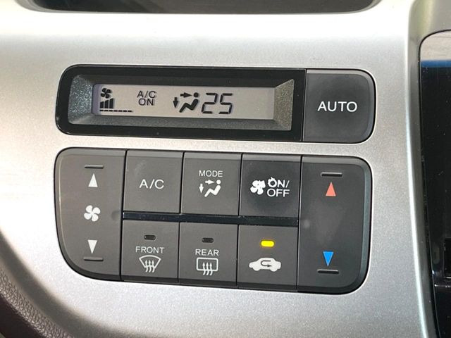 【オートエアコン】一度お好みの温度に設定すれば、車内の温度を検知し風量や温度を自動で調整。暑い…寒い…と何度もスイッチ操作をする必要はありません。快適な車内空間には必須の機能ですね♪