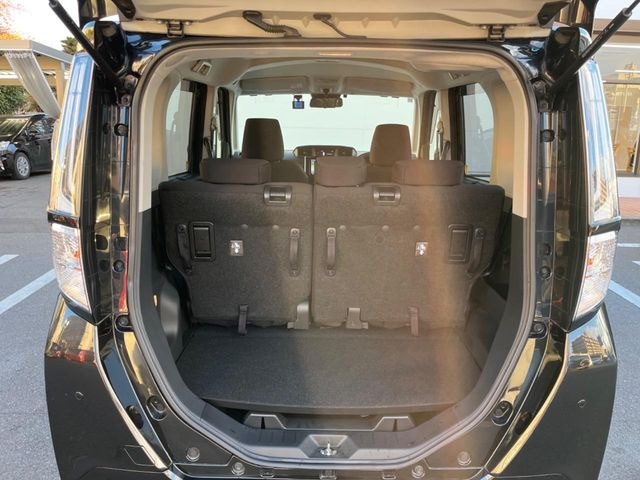 普段のお買い物や通勤、送迎等に十分な荷室スペースを確保しております。セカンドシートを倒すと、大きな荷物の積載も可能です♪