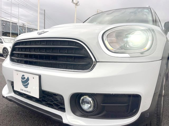 ●LEDヘッドライト:夜間走行時も良好な視界を確保し安心して運転できる高輝度LEDヘッドライトを装備!点灯速度が早く、消費電力も抑えられています。