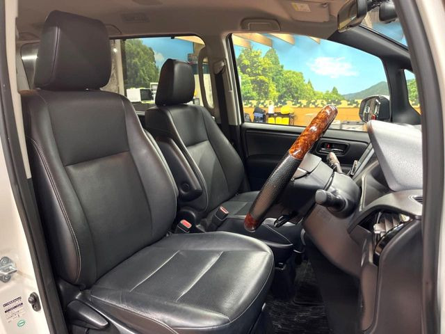 運転席シート廻りは使用感も少なく、良好な状態となっています。丁寧に使われていたことがよくわかりますね。