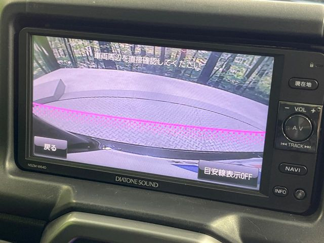 【バックカメラ】駐車時に後方がリアルタイム映像で確認できます。大型商業施設や立体駐車場での駐車時や、夜間のバック時に大活躍!運転スキルに関わらず、今や必須となった装備のひとつです!