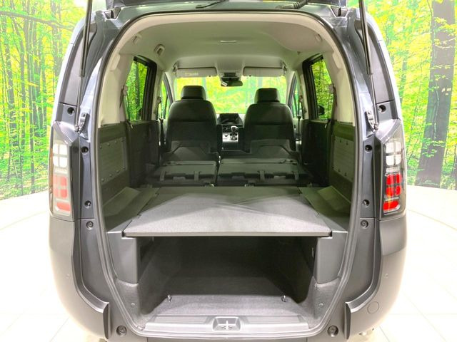 ���i�̂���������ʋ΁A���}���ɏ\���ȉ׎��X�y�[�X���m�ۂ��Ă���܂��B�Z�J���h�V�[�g��|���ƁA�傫�ȉו��̐ύڂ��\�ł���