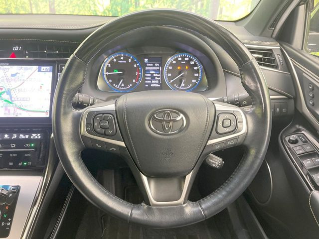 【ウッドコンビステアリング】高級感ある木目調パーツを採用した手に良く馴染むコンビハンドル。運転席廻りの雰囲気も一気に豪華になります!