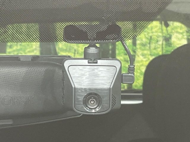 【ドライブレコーダー】安心・安全なカーライフに必須のドライブレコーダーを装備!走行中はもちろん、あおり運転や事故に遭遇した際の状況も映像で記録し、万一のリスクに備えます。