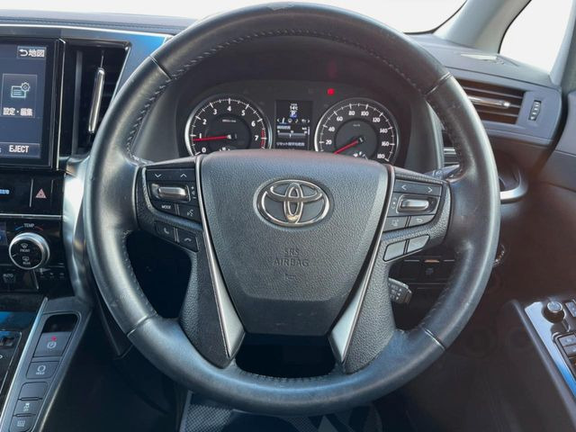 �C���e���A�ɍ��킹���f�U�C���̃X�e�A�����O�́A�^�]�������̂��Ƃ��l���A�^�]���₷���`��A�傫���ł��B�����x�A���ۂɐG���Ă��m���߂��������B