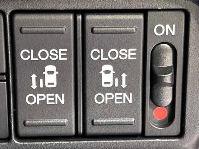 【両側パワースライドドア】スマートキーや運転席のスイッチで後席両側スライドドアの開閉が可能♪電動だから力を入れてドアを開ける必要が無く、小さなお子様でも簡単に開け閉めでき快適です♪