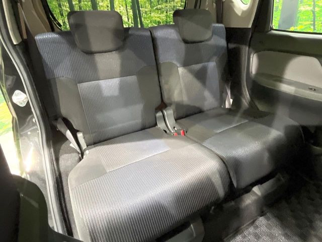 後部座席も気になるようなキズ・汚れやへたり等、大きなダメージはなく、良好な状態です。