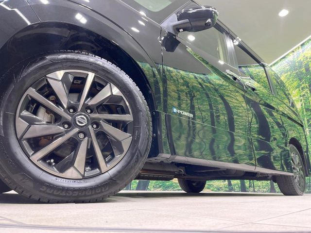 �y����16�C���`�A���~�z�C�[���z�O�ςɃ}�b�`���������A���~�z�C�[���𑕒����Ă���܂��B�e��ЊO�A���~�z�C�[����A�X�^�b�h���X�^�C�����戵�����Ă���܂��B���񂲑��k����������