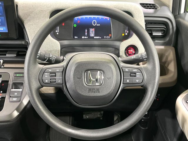 【純正革巻きステアリング】上質な革を使用することで、手にしっかり馴染みとても運転しやすいハンドルです♪