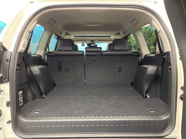 後席を格納すると、これだけの広さが!シーンに合わせたシートアレンジで、大きな荷物も積むことが出来ます♪
