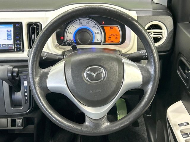 �C���e���A�ɍ��킹���f�U�C���̃X�e�A�����O�́A�^�]�������̂��Ƃ��l���A�^�]���₷���`��A�傫���ł��B�����x�A���ۂɐG���Ă��m���߂��������B