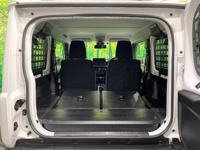 ���i�̂���������ʋ΁A���}���ɏ\���ȉ׎��X�y�[�X���m�ۂ��Ă���܂��B�Z�J���h�V�[�g��|���ƁA�傫�ȉו��̐ύڂ��\�ł���