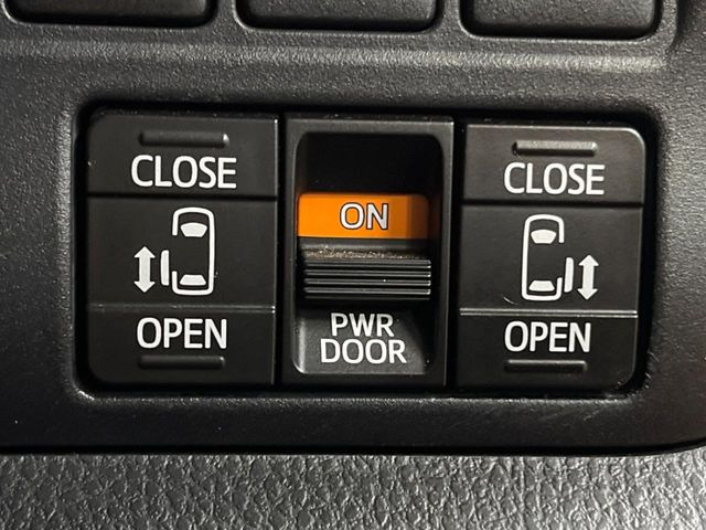 【両側パワースライドドア】スマートキーや運転席のスイッチで後席両側スライドドアの開閉が可能♪電動だから力を入れてドアを開ける必要が無く、小さなお子様でも簡単に開け閉めでき快適です♪