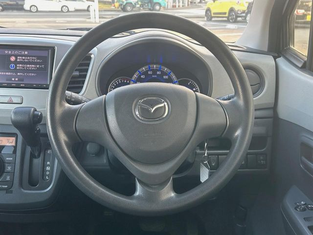 �C���e���A�ɍ��킹���f�U�C���̃X�e�A�����O�́A�^�]�������̂��Ƃ��l���A�^�]���₷���`��A�傫���ł��B�����x�A���ۂɐG���Ă��m���߂��������B