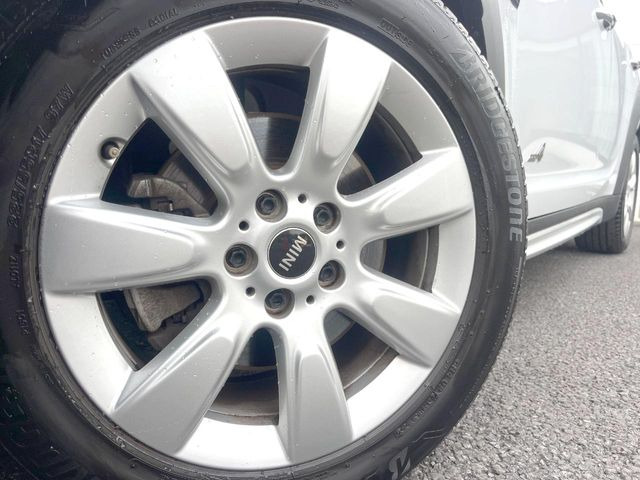 ●純正17インチアルミホイール:輸入車ならではの卓越した走りを支えるホイールと足回りです!日本車の走りに慣れている方にもぜひ体感して頂きたいほど、高いレベルでまとまっています!