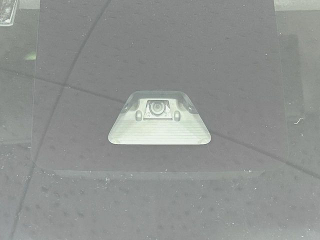 【スマートアシスト】走行中に前方の車両等を認識し、衝突しそうな時は警報とブレーキで衝突回避と被害軽減をアシスト。より安全にドライブをお楽しみいただけます。