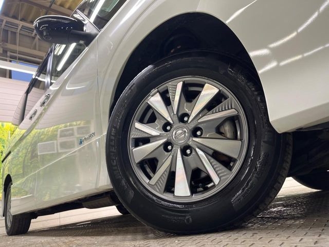 �y����15�C���`�A���~�z�C�[���z�O�ςɃ}�b�`���������A���~�z�C�[���𑕒����Ă���܂��B�e��ЊO�A���~�z�C�[����A�X�^�b�h���X�^�C�����戵�����Ă���܂��B���񂲑��k����������