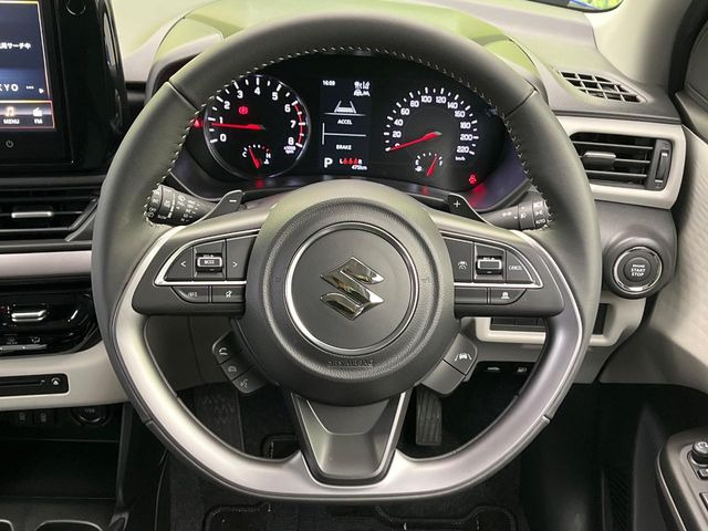 �C���e���A�ɍ��킹���f�U�C���̃X�e�A�����O�́A�^�]�������̂��Ƃ��l���A�^�]���₷���`��A�傫���ł��B�����x�A���ۂɐG���Ă��m���߂��������B