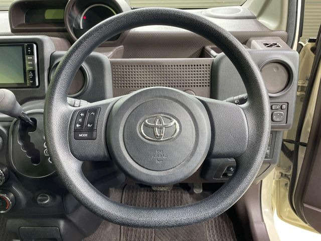 �C���e���A�ɍ��킹���f�U�C���̃X�e�A�����O�́A�^�]�������̂��Ƃ��l���A�^�]���₷���`��A�傫���ł��B�����x�A���ۂɐG���Ă��m���߂��������B