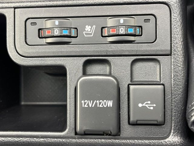 【シートベンチレーション】夏場は涼しい風でお尻や背中の熱やムレを防ぎ、冬はエアコンよりも早く温まってポカポカに!季節を問わず快適に過ごせます。