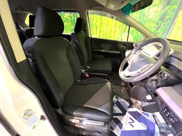 運転席シート廻りは使用感も少なく、良好な状態となっています。丁寧に使われていたことがよくわかりますね。