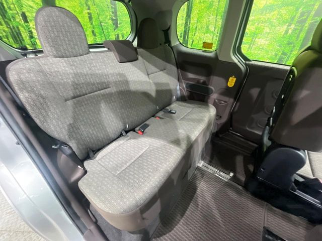 後部座席も気になるようなキズ・汚れやへたり等、大きなダメージはなく、良好な状態です。