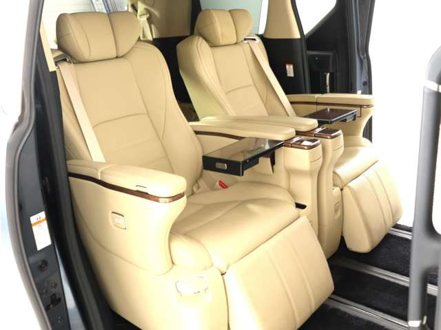 (☆プレミアムナッパ本革シート☆)なめらかでしっとりとした本革シート♪快適な温冷風シート機能、専用の読書灯、電動リクライニング、電動オットマン、格納テーブルと最上級グレード装備!