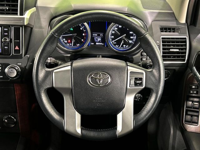 �y�����v�����X�e�A�����O�z�㎿�Ȋv���g�p���邱�ƂŁA��ɂ����������݂ƂĂ��^�]���₷���n���h���ł���