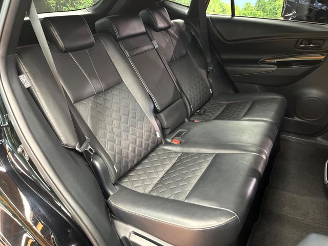 広々とした2列目シートは居住性が高く、居心地も快適!友達や家族とのお出かけにぴったりです。ベビーシートやチャイルドシート使用時も快適にお過ごしいただける十分な空間を確保しています。