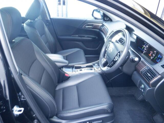 フロントシートも状態良好ですよ。大きな汚れもなく、安心です。座り心地もいいですよ。