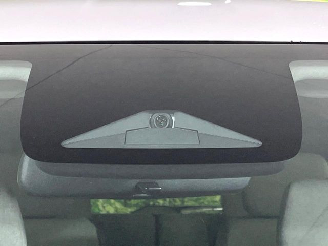 【ホンダセンシング】走行中に前方の車両等を認識し、衝突しそうな時は警報とブレーキで衝突回避と被害軽減をアシスト。より安全にドライブをお楽しみいただけます。