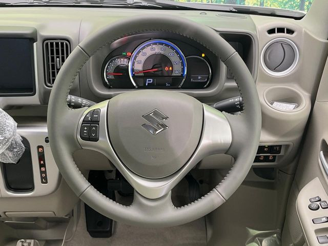 �C���e���A�ɍ��킹���f�U�C���̃X�e�A�����O�́A�^�]�������̂��Ƃ��l���A�^�]���₷���`��A�傫���ł��B�����x�A���ۂɐG���Ă��m���߂��������B