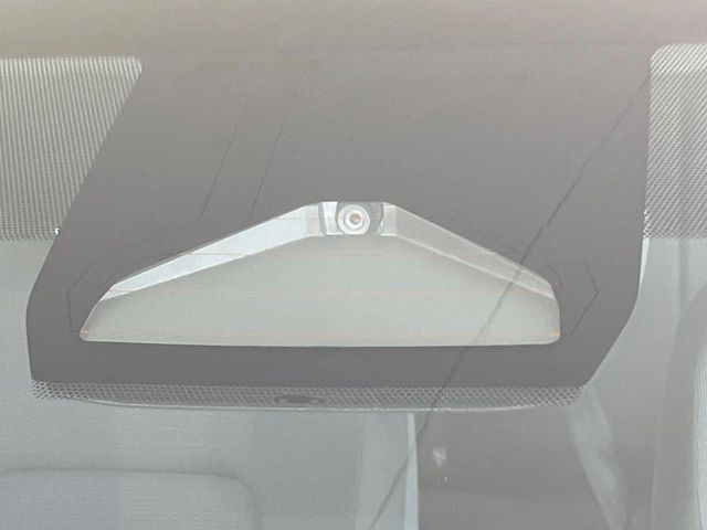 【プリクラッシュセーフティ】前方の車両等を検知し、衝突しそうな時は警報で注意を促し、ブレーキを踏む力をサポート。ブレーキを踏めなかった場合は衝突被害軽減ブレーキが作動、衝突回避をサポートします。