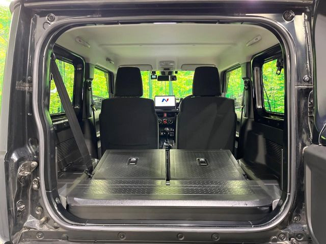 ���i�̂���������ʋ΁A���}���ɏ\���ȉ׎��X�y�[�X���m�ۂ��Ă���܂��B�Z�J���h�V�[�g��|���ƁA�傫�ȉו��̐ύڂ��\�ł���