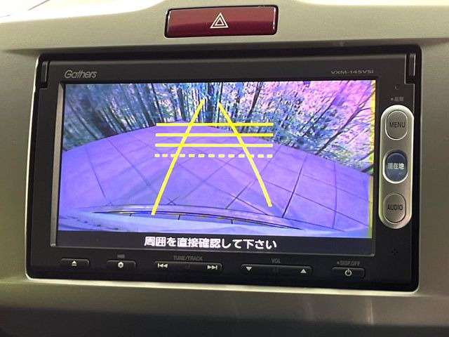 【バックカメラ】駐車時に後方がリアルタイム映像で確認できます。大型商業施設や立体駐車場での駐車時や、夜間のバック時に大活躍!運転スキルに関わらず、今や必須となった装備のひとつです!