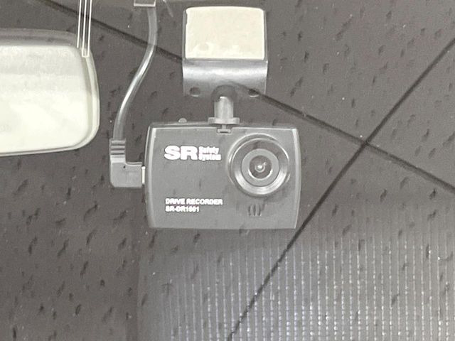 【ドライブレコーダー】安心・安全なカーライフに必須のドライブレコーダーを装備!走行中はもちろん、あおり運転や事故に遭遇した際の状況も映像で記録し、万一のリスクに備えます。