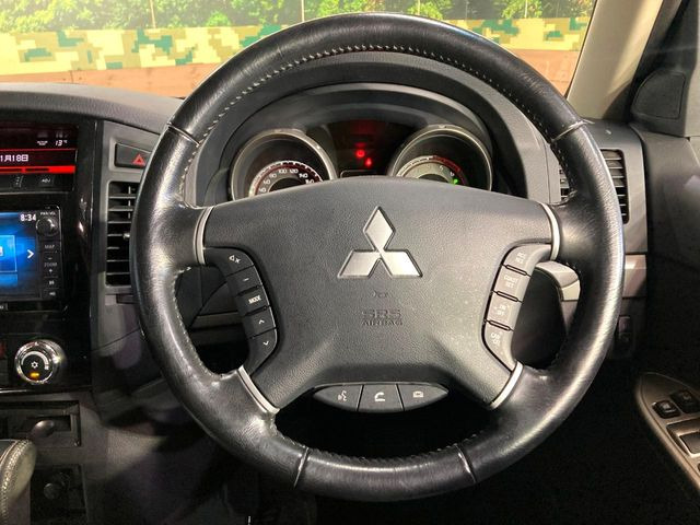 �C���e���A�ɍ��킹���f�U�C���̃X�e�A�����O�́A�^�]�������̂��Ƃ��l���A�^�]���₷���`��A�傫���ł��B�����x�A���ۂɐG���Ă��m���߂��������B