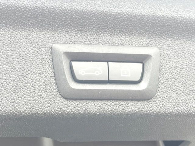 ●電動リアゲート:ワンタッチでリアゲートの開閉ができ、荷物などで両手が塞がっている状態でも簡単に開閉ができる便利機能です。