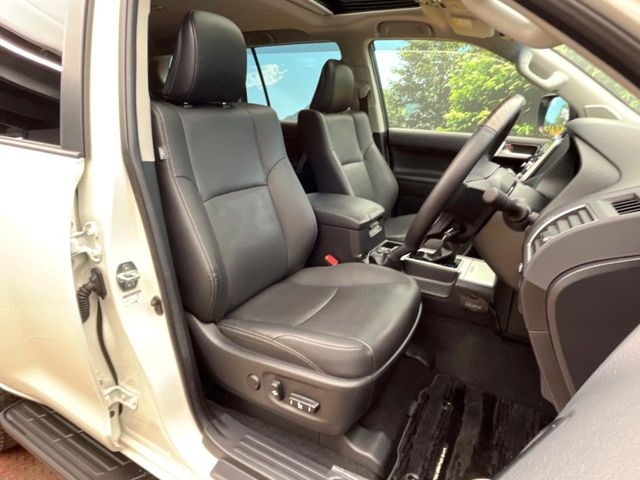 【黒革シート】上質な本革を使用し、高級感あふれる黒革シート。常に体に触れる部分だから、座り心地の良さにはこだわりたいですね♪汚れの付着や劣化を抑制する内装コーティング施工もおススメですよ♪